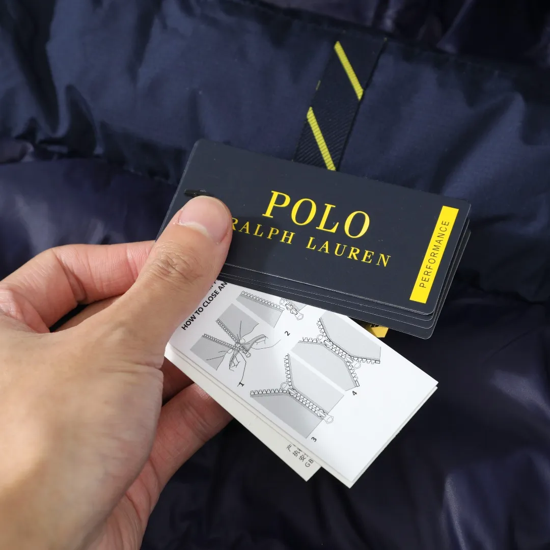 P660 #R54 Ralph Lauren/Ralph Lauren hooded down jacket (top quality, feel free to compare), using imported Barudan embroidery machine, carefully crafted with thousands of needles electric embroidery technology. Imported No. 7 needles and special embroidery thread ensure that every letter of the polo logo is full, three-dimensional and clear, creating the "most expensive embroidery logo" that can be called a work of art. Top-notch velvet core, luxurious warmth. Filled with national standard 80% high-quality white duck down, bringing excellent thermal insulation performance. At the same time, it is lightweight and can quickly regain its fluffiness after compression, bringing you a warm embrace without burden and resisting the harsh winter. Technical fabrics, no fear of wind and snow •Long-lasting fluffy and shape-retaining: High-quality filling ensures that the down jacket is not easy to stiffen and keeps you warm for a long time. •Strict anti-velvet technology: Using 400T gall fabric with pinhole retraction technology, it fundamentally eliminates the phenomenon of velvet leakage and makes wearing more secure. •All-round protective experience: Windproof and waterproof matte fabric, combined with an adjustable hem with a built-in drawstring buckle, can effectively lock in temperature and cold, and cope with changeable weather. Perfect details, creating a classic •Original electroplated YK zipper, smooth and durable, with brand texture highlighted in every detail. •Detachable hood design, one garment can be worn multiple times to meet different occasions and outfit needs. •Original hangtag and washed label, quality guaranteed. Five colors come together for couples to enjoy together: black is cool, beige is gentle, navy is calm, khaki is retro, and green is fresh. Available in five colors, the same style for men and women, it can be worn perfectly as a couple's outfit or a personalized item, becoming an indispensable fashion equipment on the streets in winter. Color: black, khaki, navy blue, army green, beige Size: S M L 66 67